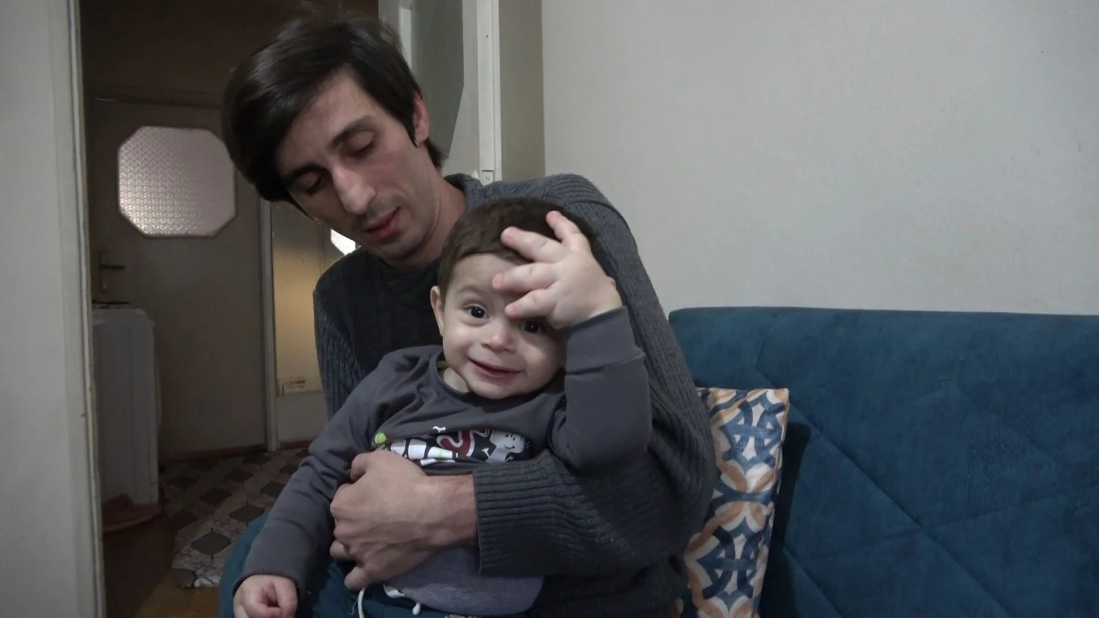 Bir eli dev gibi, diğeri küçücük