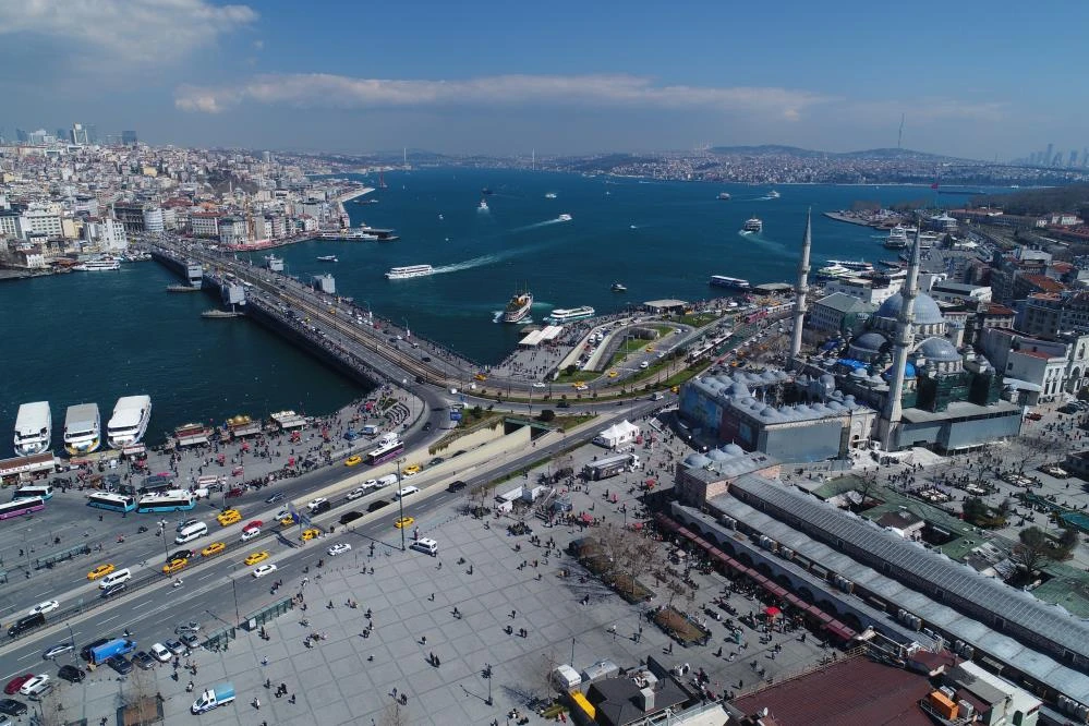 Eminönü'ndeki kalabalık eski günlerine döndü