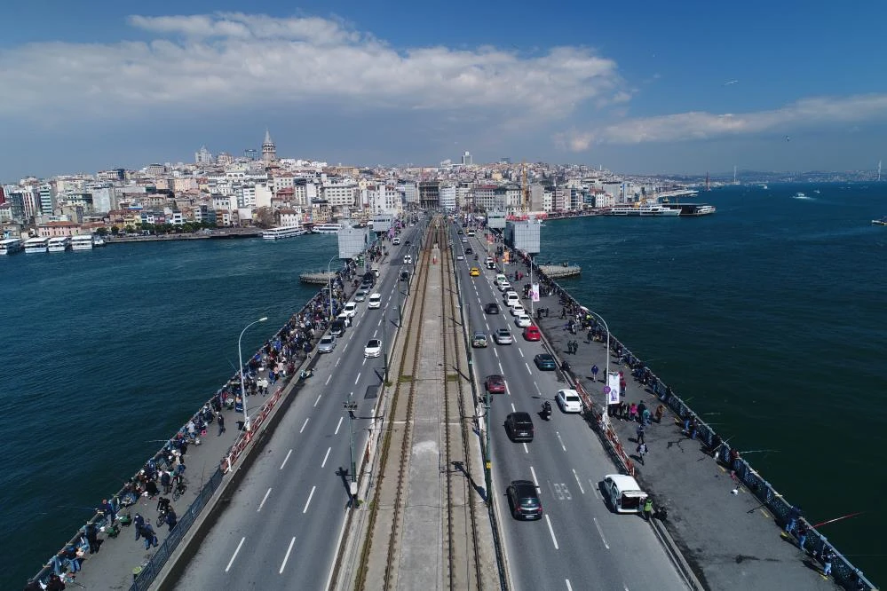 Eminönü'ndeki kalabalık eski günlerine döndü