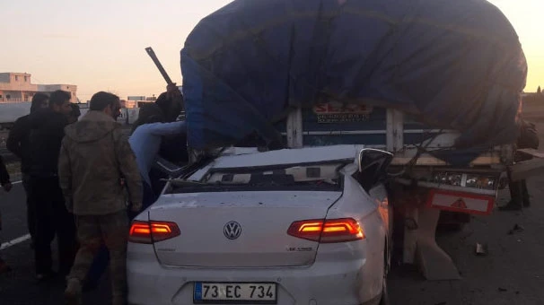 Otomobil kamyonun altına girdi: 1 ölü