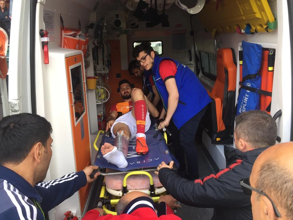 Emre Akbaba'nın Rizespor maçında ayağı kırıldı