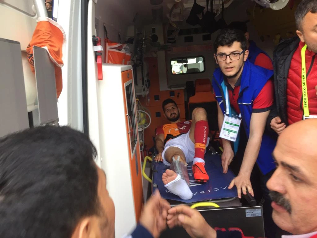 Emre Akbaba'nın Rizespor maçında ayağı kırıldı