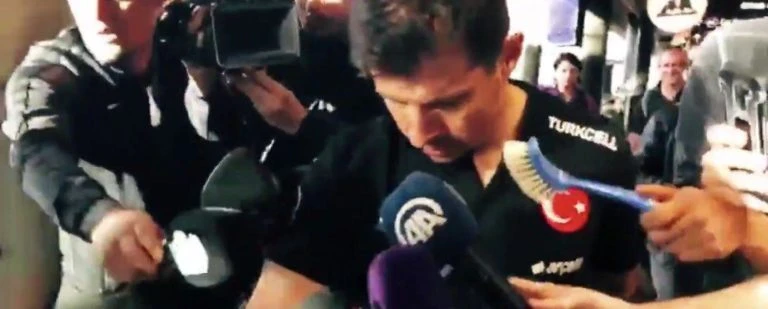 Bu sefer de Mircea Lucescu’ya şişe uzattılar