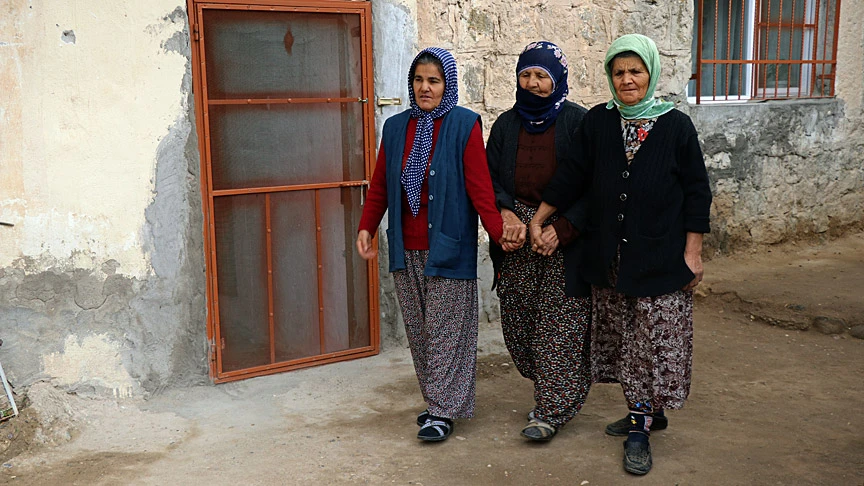 Engelli kızlarının 'gözü kulağı' oldu