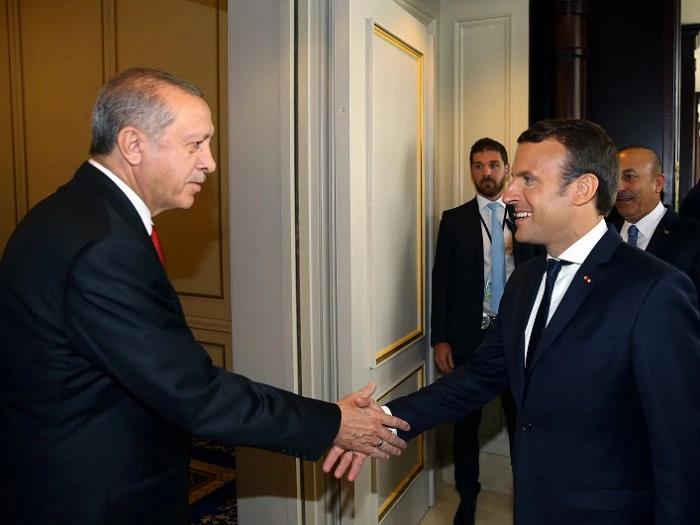 Macron, Erdoğan'ı hayranlıkla izledi