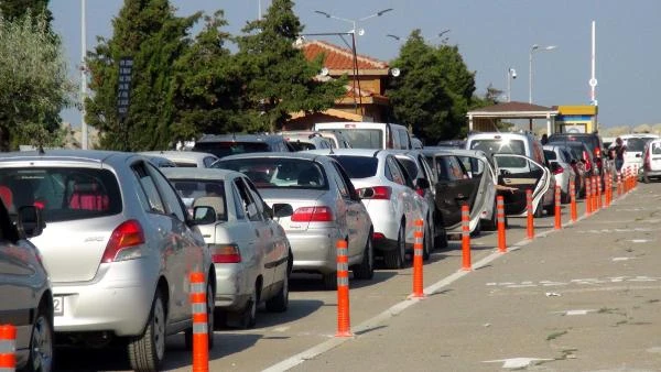 Çanakkale'de 5 kilometrelik feribot kuyruğu