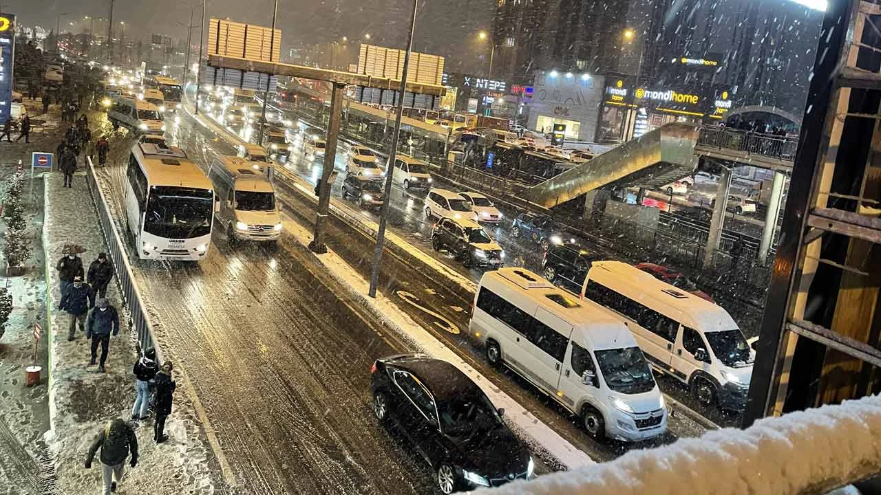 Kar yağdı, İstanbul'da yollar felç oldu! Trafik yoğunluğu yüzde 90'ı gördü