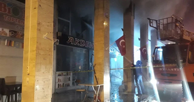 Kemer'de çıkan yangında üç iş yeri zarar gördü