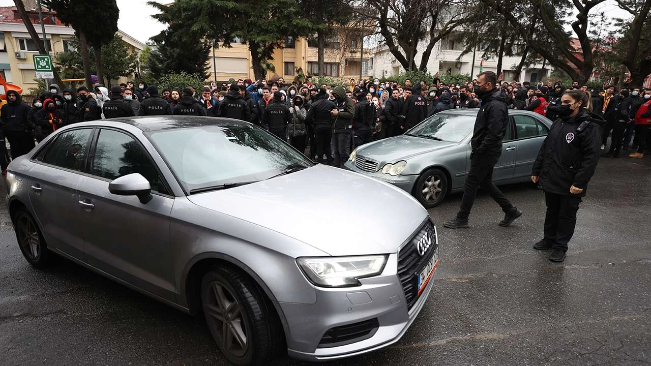 Fatih Terim'in vedalaşmaya gittiği Florya'da 'yönetim istifa' sesleri