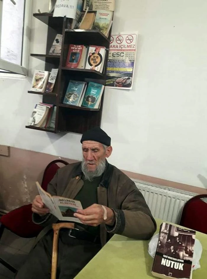 Bu kahvede 1 saat kitap okuyana çay ücretsiz