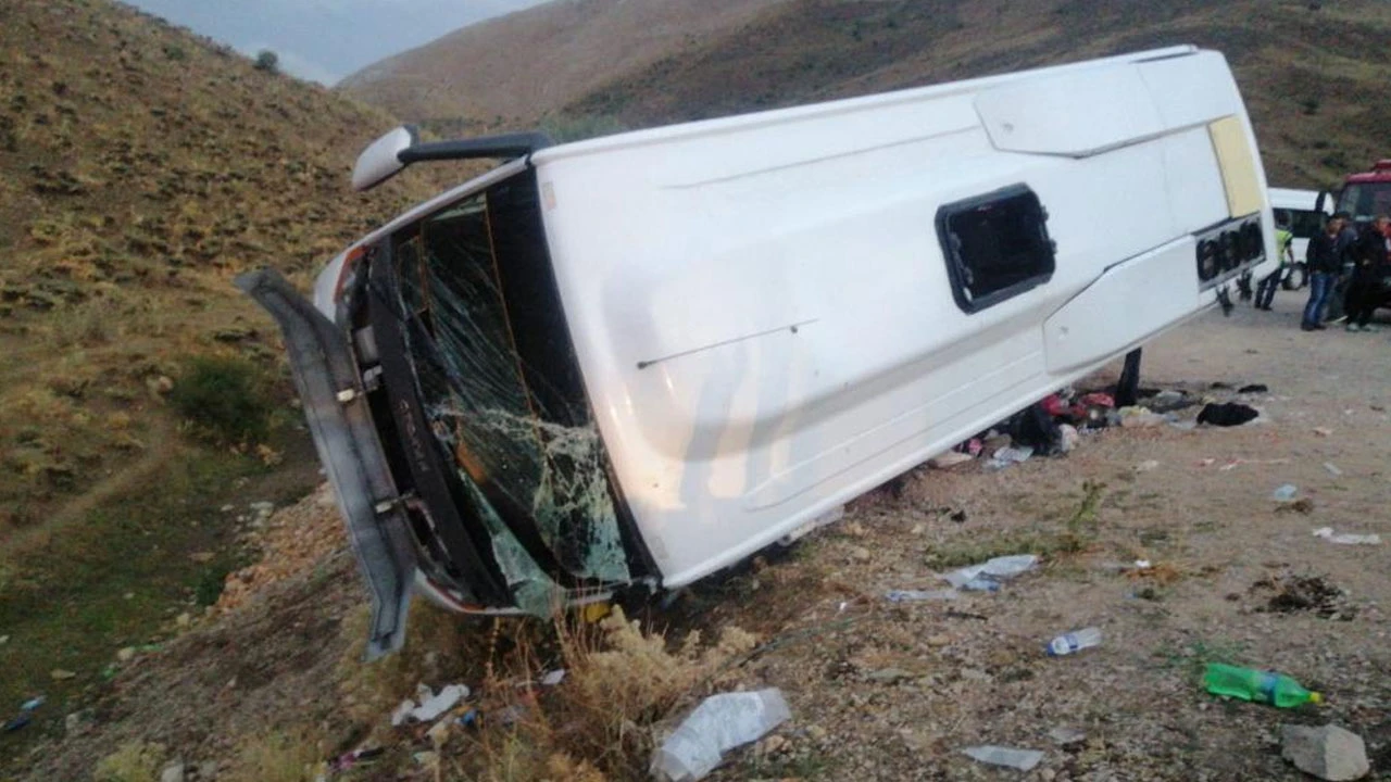 Kayseri'de öğrencileri taşıyan midibüs devrildi: 29 yaralı