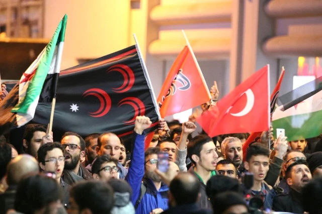 Esad ve Rusya'nın saldırıları Rus Konsolosluğu önünde protesto edildi