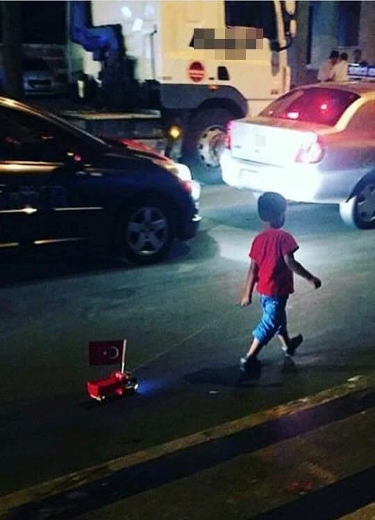 Memleketi için nöbet tutan Sakaryalı küçük çocuk