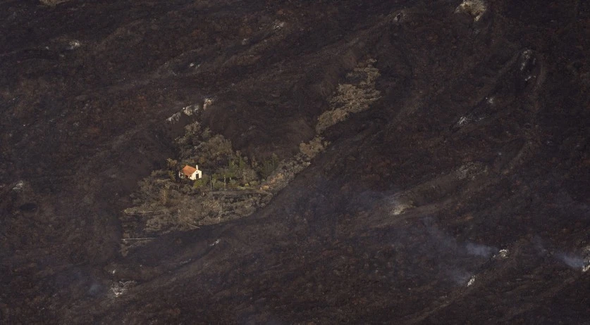 Yanardağ felaketinde ilginç olay: Etrafındaki her şey küle döndü ev sapasağlam