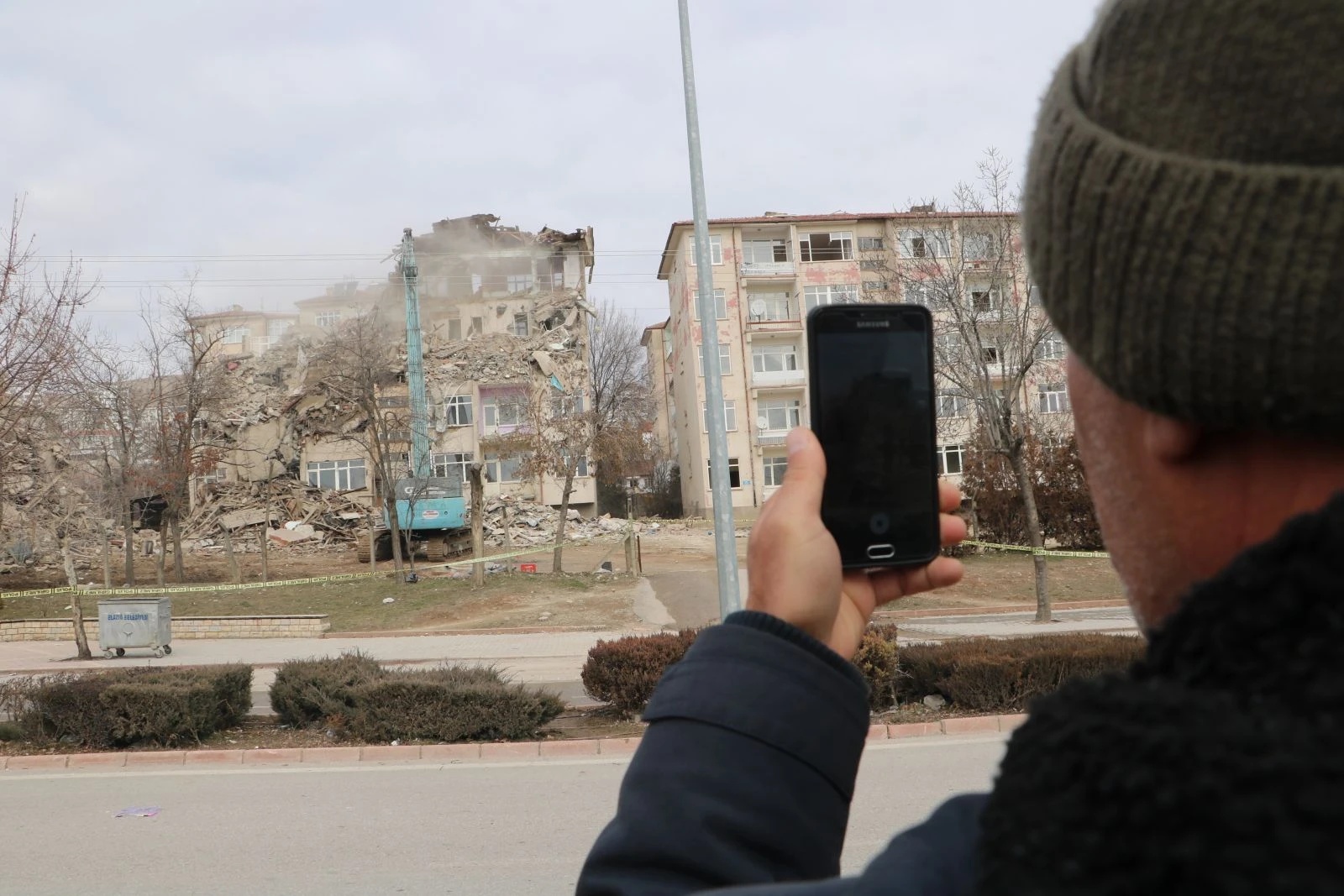 Elazığ’da depremde hasar gören binalar yıkılıyor