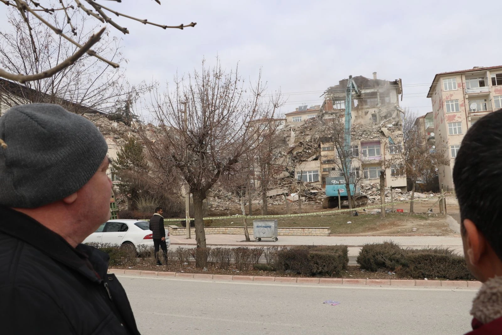 Elazığ’da depremde hasar gören binalar yıkılıyor