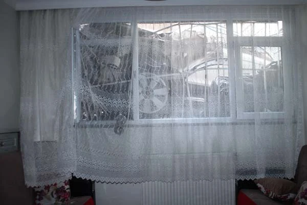 Evinde otururken dehşeti yaşadı! Perdeyi açıp böyle gösterdi...