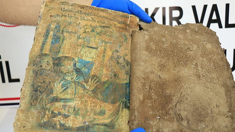 Diyarbakır'da bin 400 yıllık kitap ele geçirildi