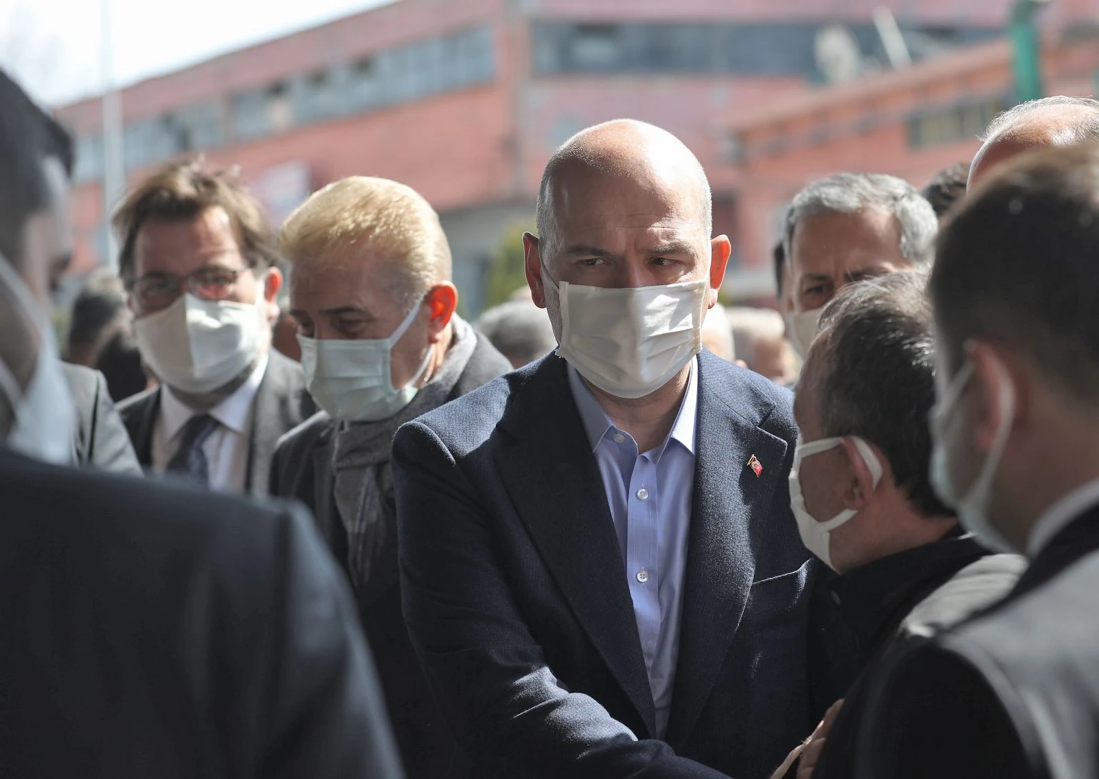 Hastane önünde bekleyen vatandaşlar Bakan Soylu'ya taziyede bulundu