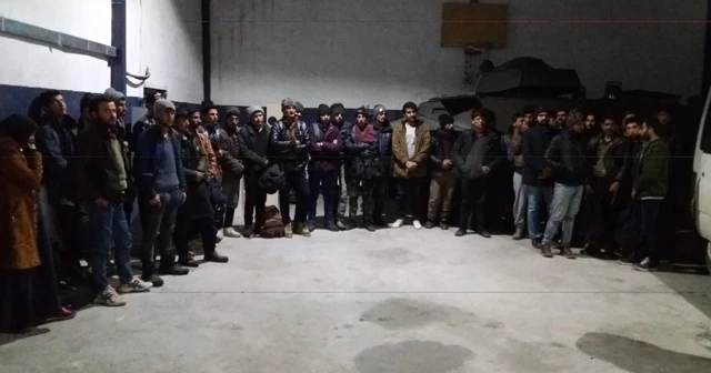 15 kişilik minibüste 38 kaçak şahıs ile 11 kilo esrar çıktı