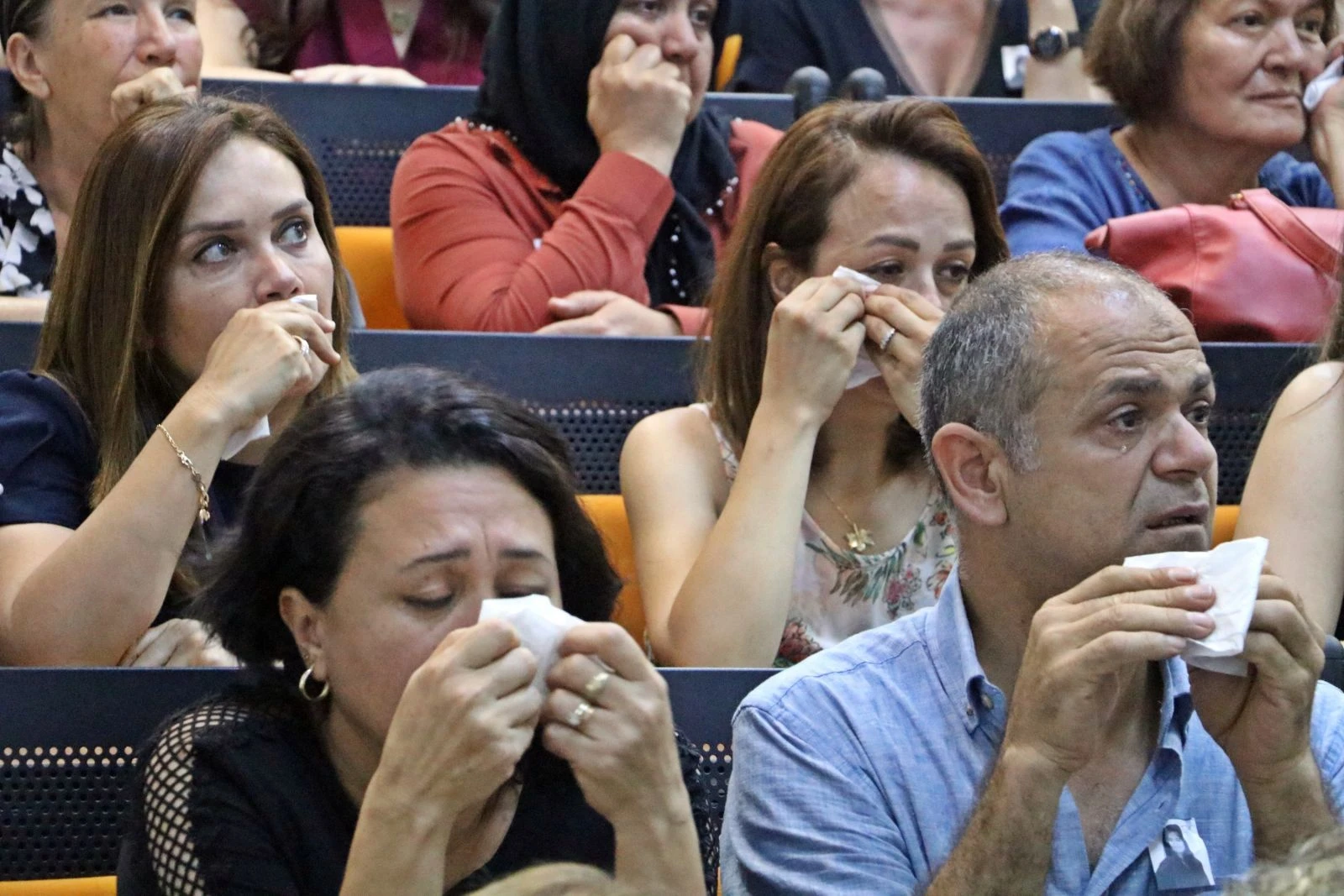 Baba kurbanı Gülnur'un annesi gözyaşlarına boğdu