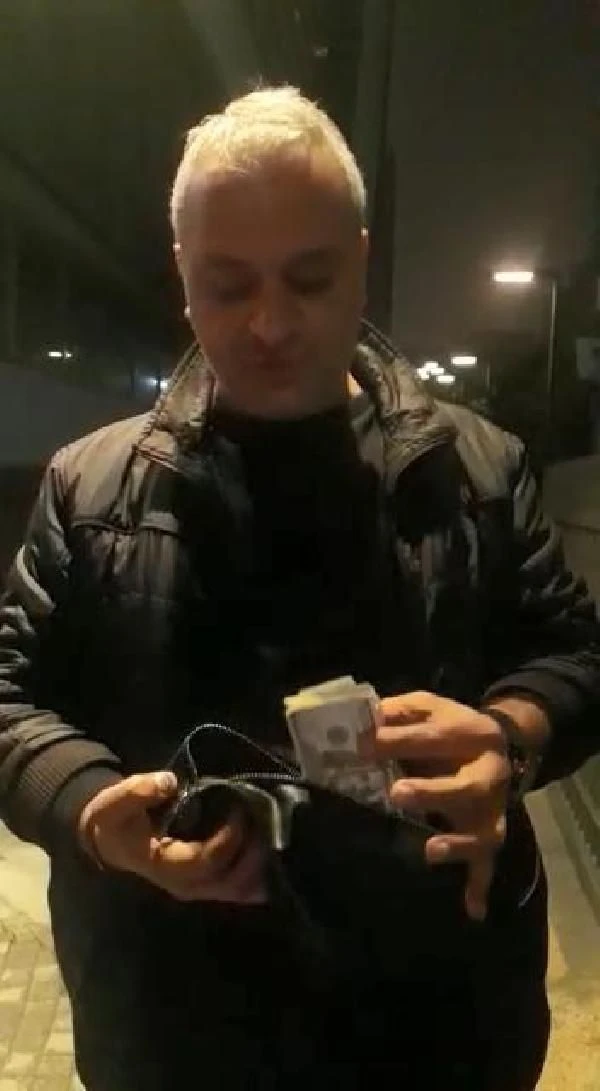 Taksici arabasında unutulan 12 bin doların sahibini bulup teslim etti