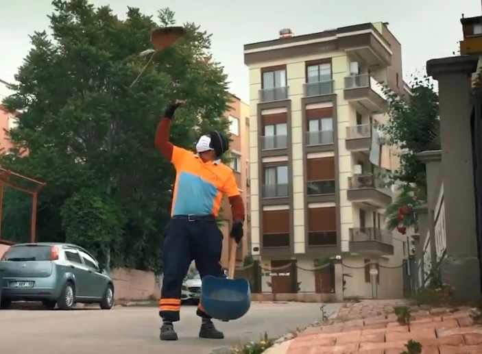 Antalyalı temizlik işçisi fenomen oldu, belediye özel klip çekti