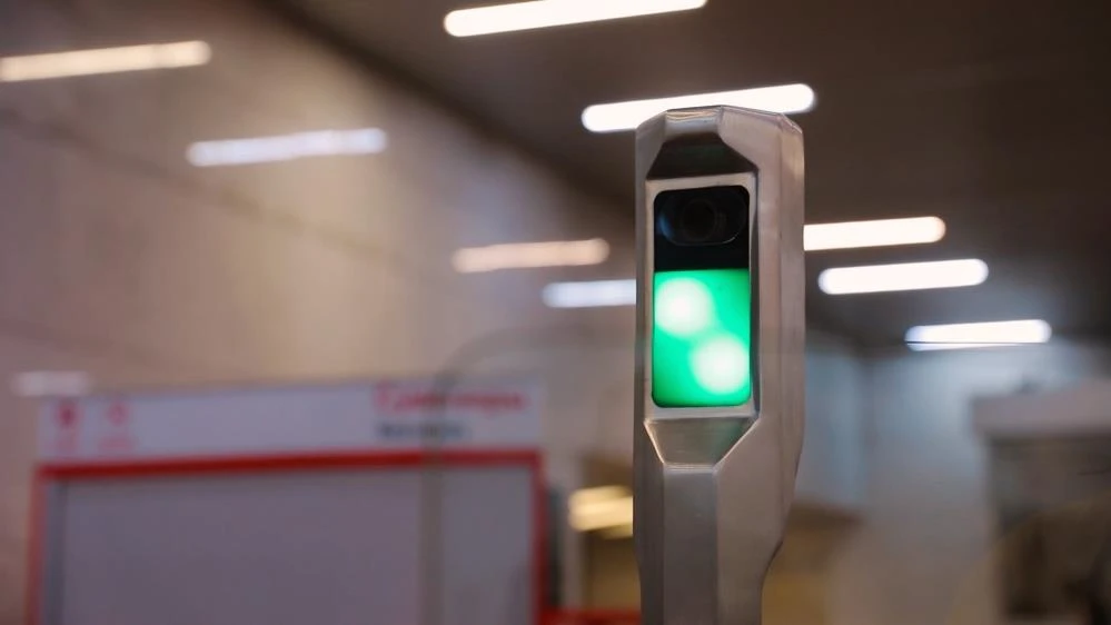 Yüzünü göster turnikeden geç