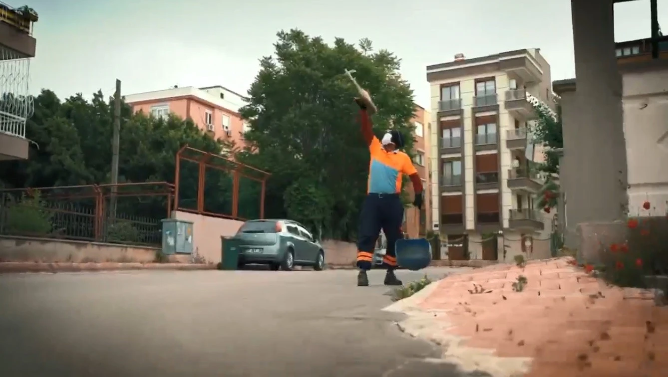 Antalyalı temizlik işçisi fenomen oldu, belediye özel klip çekti