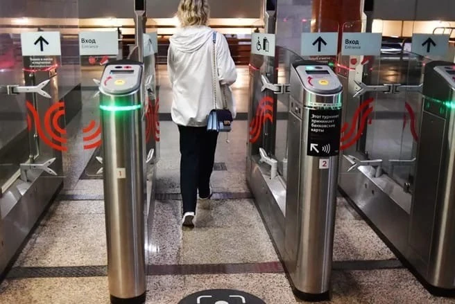 Yüzünü göster turnikeden geç