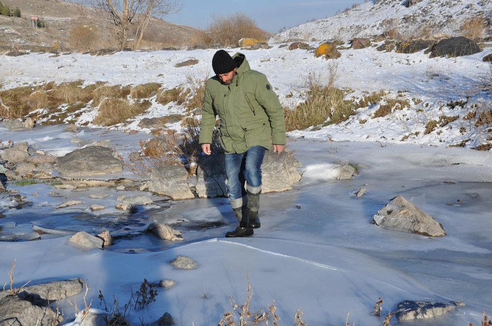 Hava sıcaklığı eksi 19’u gördü, Kars Çayı dondu