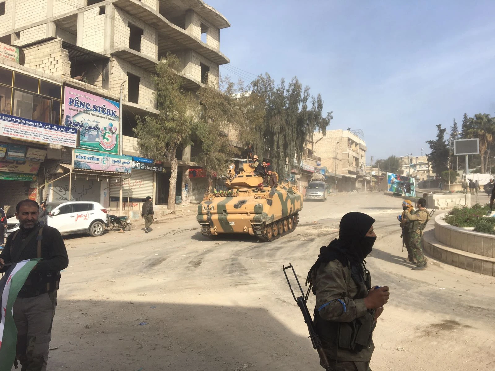 Afrin'e giren TSK ve ÖSO birlikleri, ilçe merkezinde kontrolü sağladı