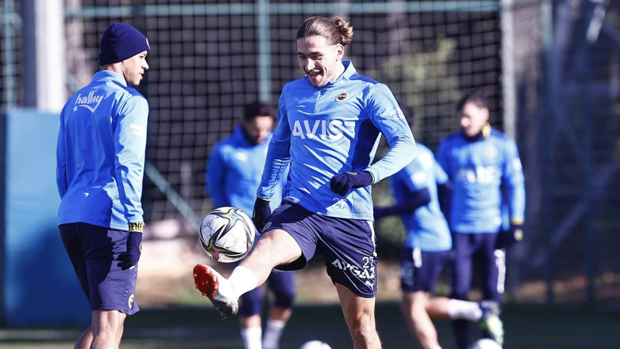 Hocasız Fenerbahçe'de Mesut Özil ipleri eline aldı