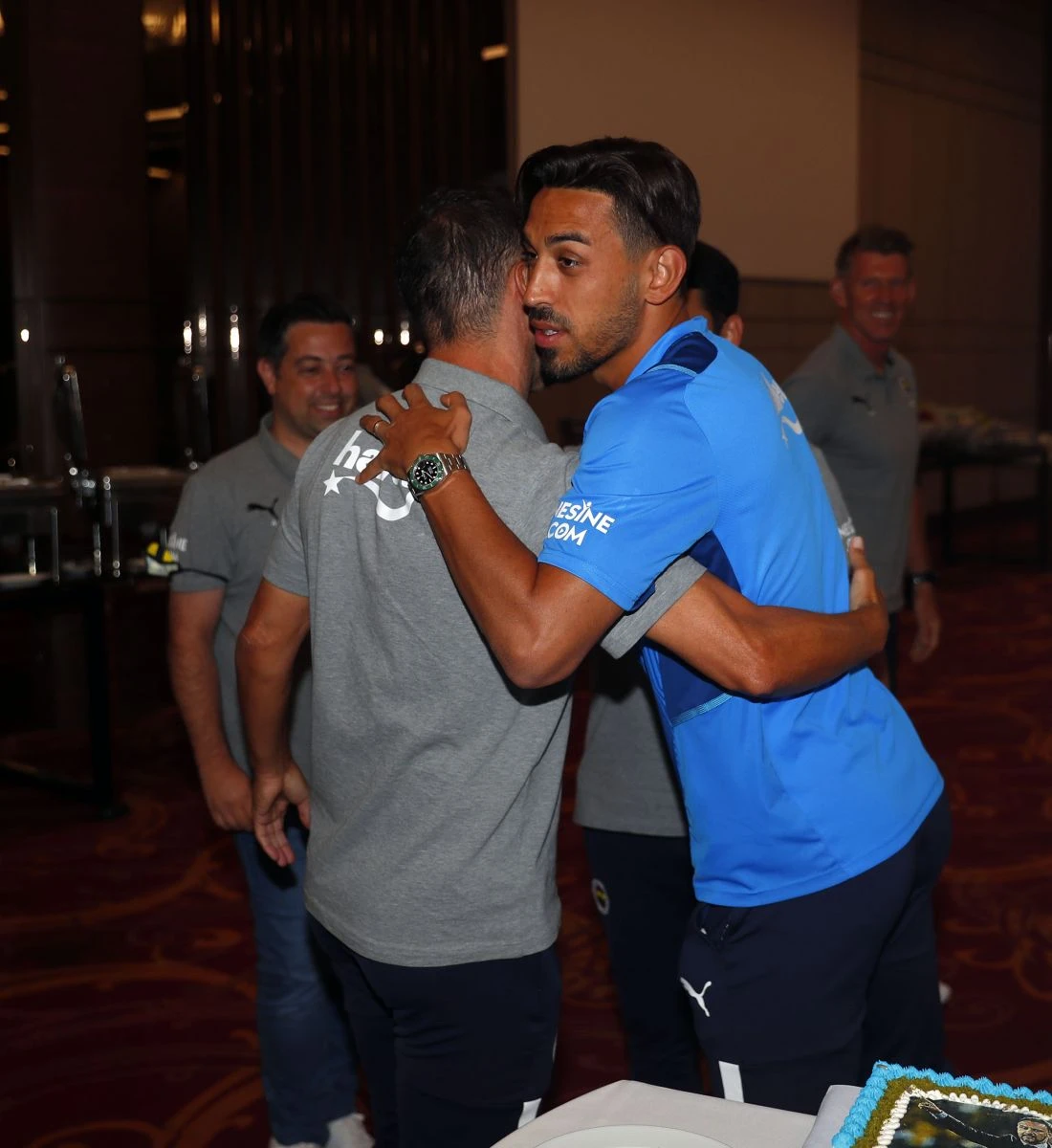 Fenerbahçe'de teknik direktör Vitor Pereira'ya sürpriz doğum günü kutlaması