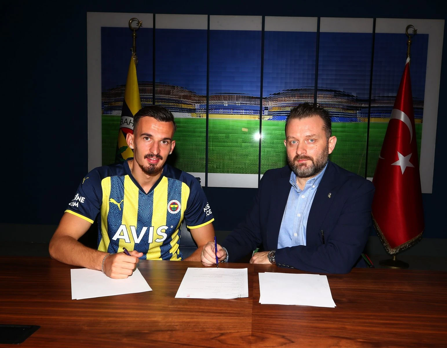 Fenerbahçe'nin yeni forveti Mergim Berisha resmen açıklandı