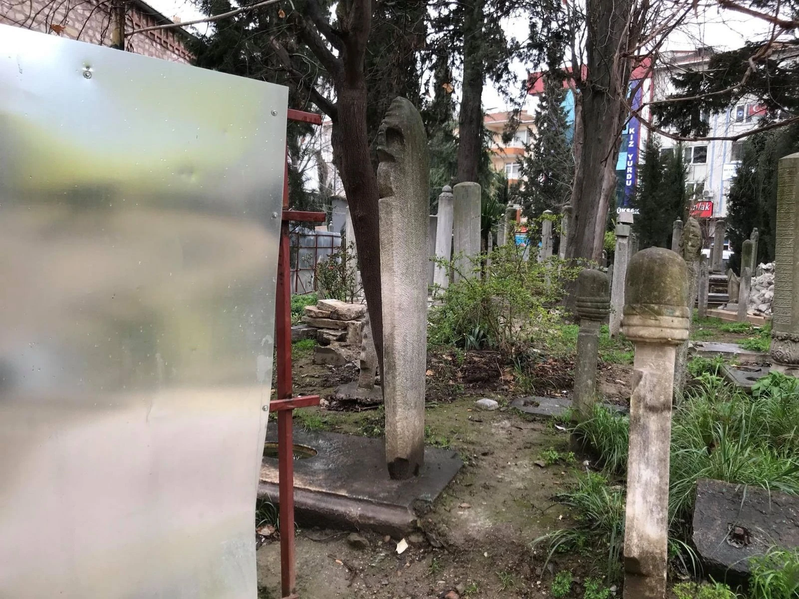 Osmanlı mezarlarını hilti ile kırdılar!