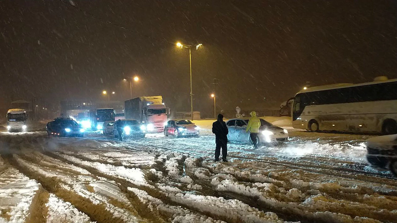 İstanbul-Ankara yolunda ulaşım durdu: Yollar araç trafiğine kapatıldı