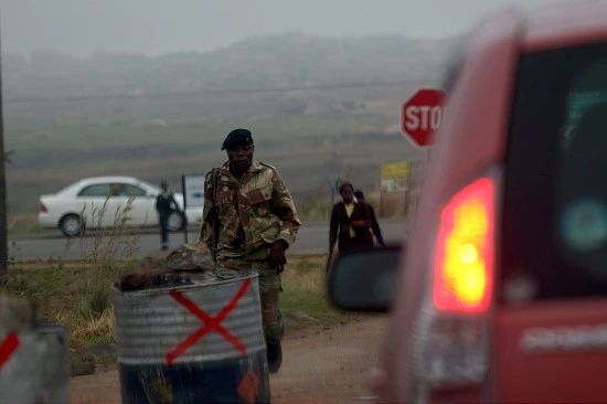 Zimbabve'de askeri hareketlilik sürüyor