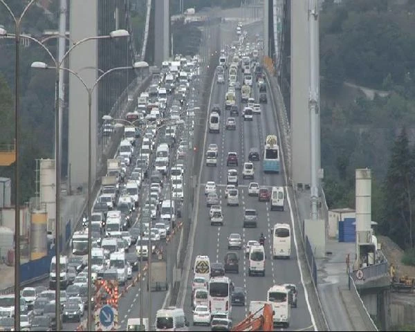 Köprüdeki çalışma trafiği felç etti