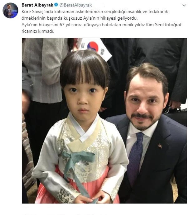 Bakan Albayrak, Ayla filminin minik yıldızıyla fotoğraf çekildi