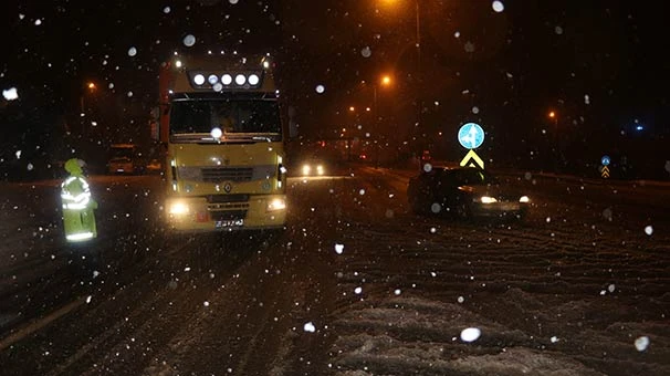 Bolu Dağı'nda etkili kar yağışı