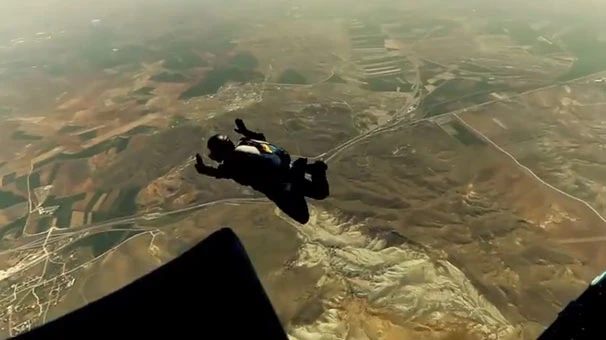 Jandarma yapılamayanı yaptı! Helikopterin kapağını söküp atladılar...