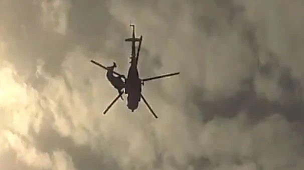 Jandarma yapılamayanı yaptı! Helikopterin kapağını söküp atladılar...