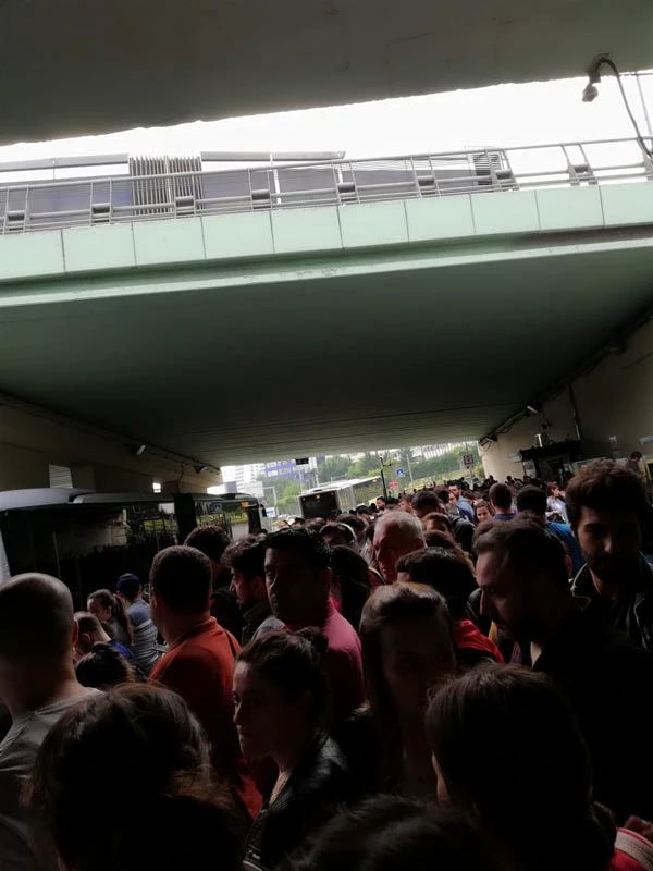 İstanbul'da cuma trafiği! Metrobüslerde de yoğunluk yaşanıyor