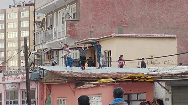 İki aile sokak ortasında birbirine girdi