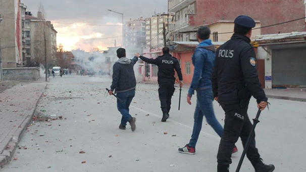 İki aile sokak ortasında birbirine girdi