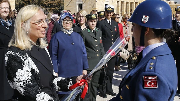 Bakan Akar'ın eşinden Anıtkabir'e ziyaret