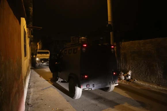 Adana'da maskeli ve silahlı 5 kişi polisi alarma geçirdi