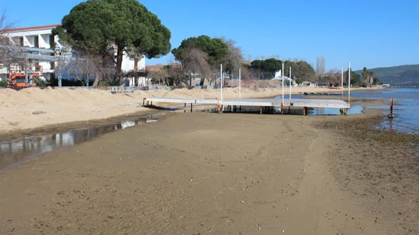 Erdek'te deniz çekilince antik iskele ortaya çıktı