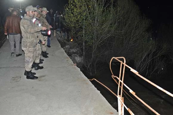 Göksu Çayı'na düşen otomobil ve sürücüsü kayboldu